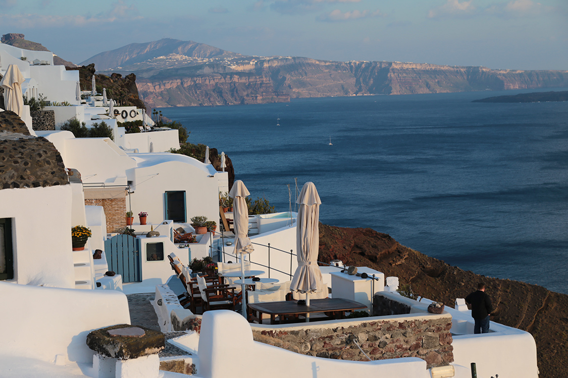 Santorin.
On commence notre pÃ©riple dans l'Ã®le par la ville d'Oia, la plus photogÃ©nique...