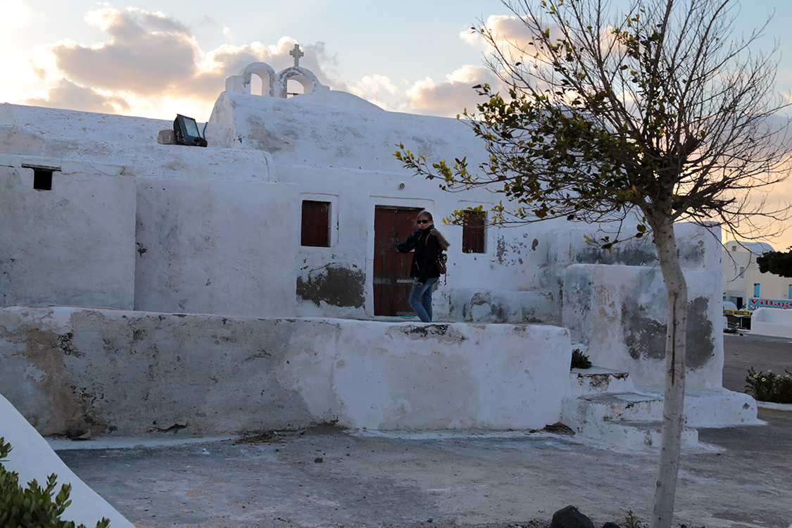 Santorin.
Que de souvenirs sur cette petite place d'Oia !
Nous avions passÃ© 3 jours exceptionnels avec Romain en 2007. Et cette petite maison Ã©tait habitÃ©e Ã  l'Ã©poque par une vieille dame qui Ã©tendait ses grandes culottes.
Manifestement, elle n'est plus ici...