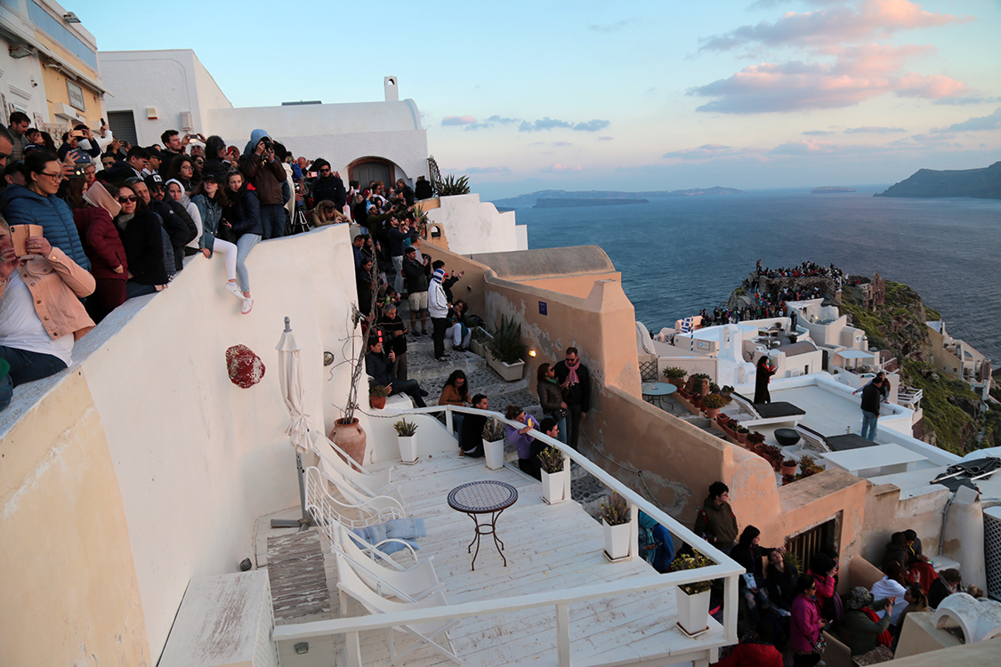 Santorin.
Oia est rÃ©putÃ©e pour ses couchers de soleil, et est envahie le soir pour saisir l'instant.
Mais que de monde...
C'Ã©tait bien plus paisible en 2007...