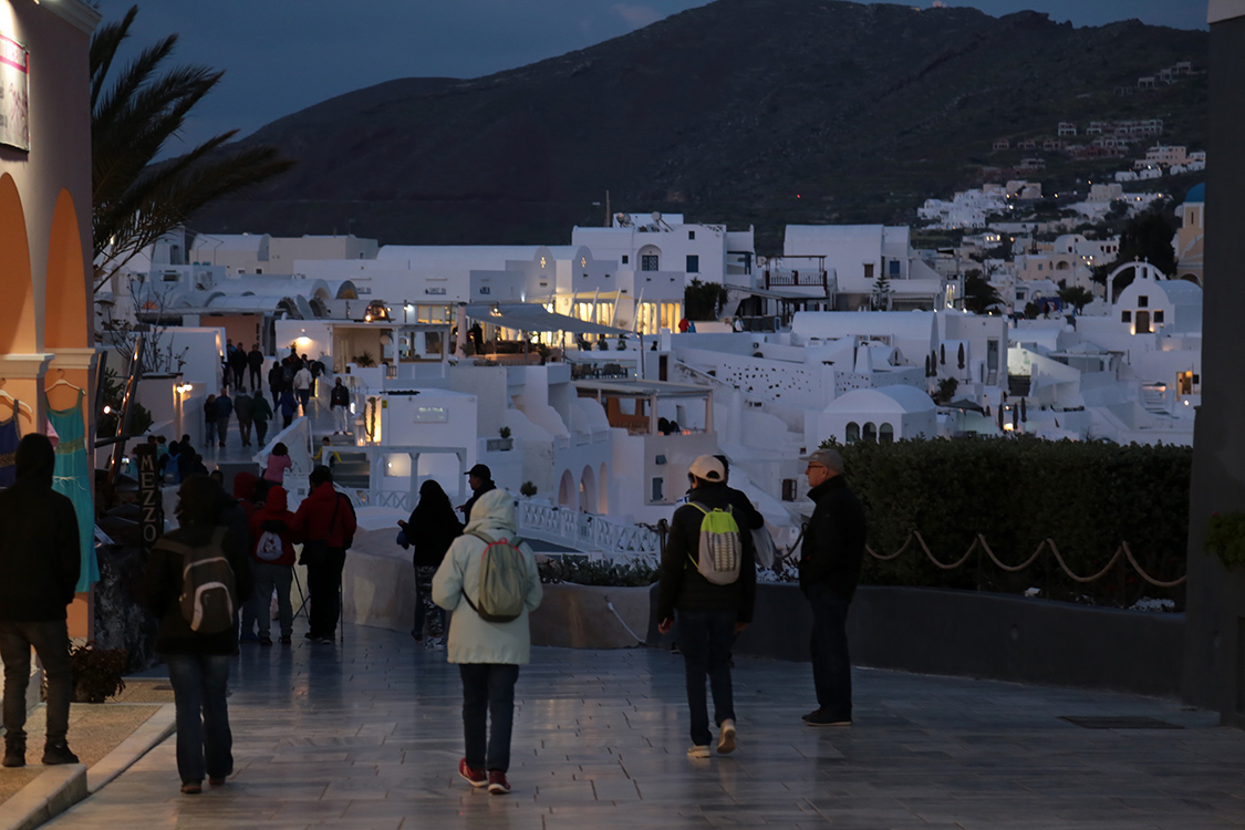 Santorin.
Oia est devenue une ville de boutiques et d'hÃ´tels pour touristes fortunÃ©s. Cela reste trÃ¨s jolie, mais c'est bien dommage.