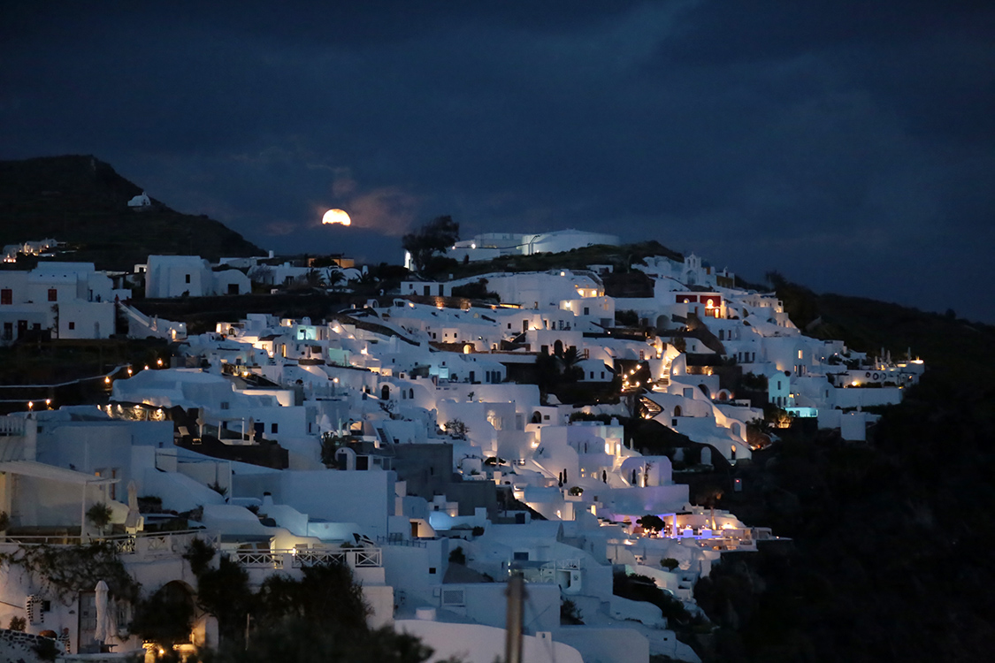 Santorin.
Et aprÃ¨s le coucher de soleil, le lever de lune.