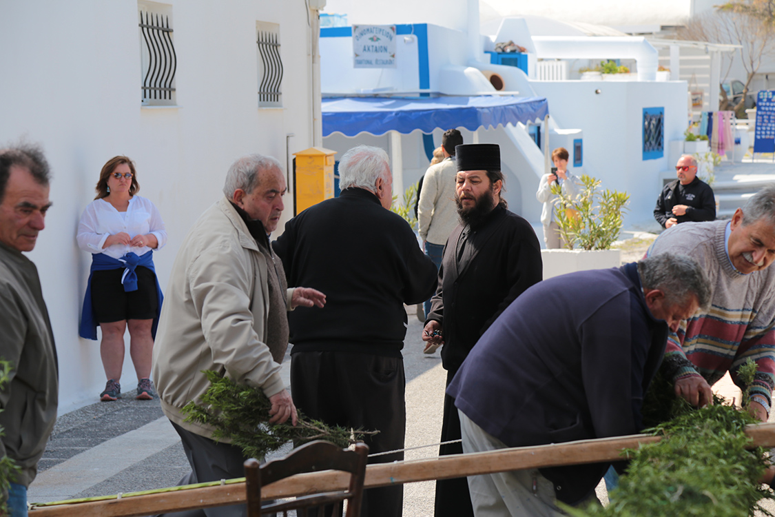 Santorin.
Aujourd'hui, on part pour une randonnÃ©e de prÃ¨s de 10km entre Fira et Oia.
Et Ã  Fira, les prÃ©parations des fÃªtes de PÃ¢ques sont en cours sous la supervision du pope, un prÃªtre chrÃ©tien orthodoxe.