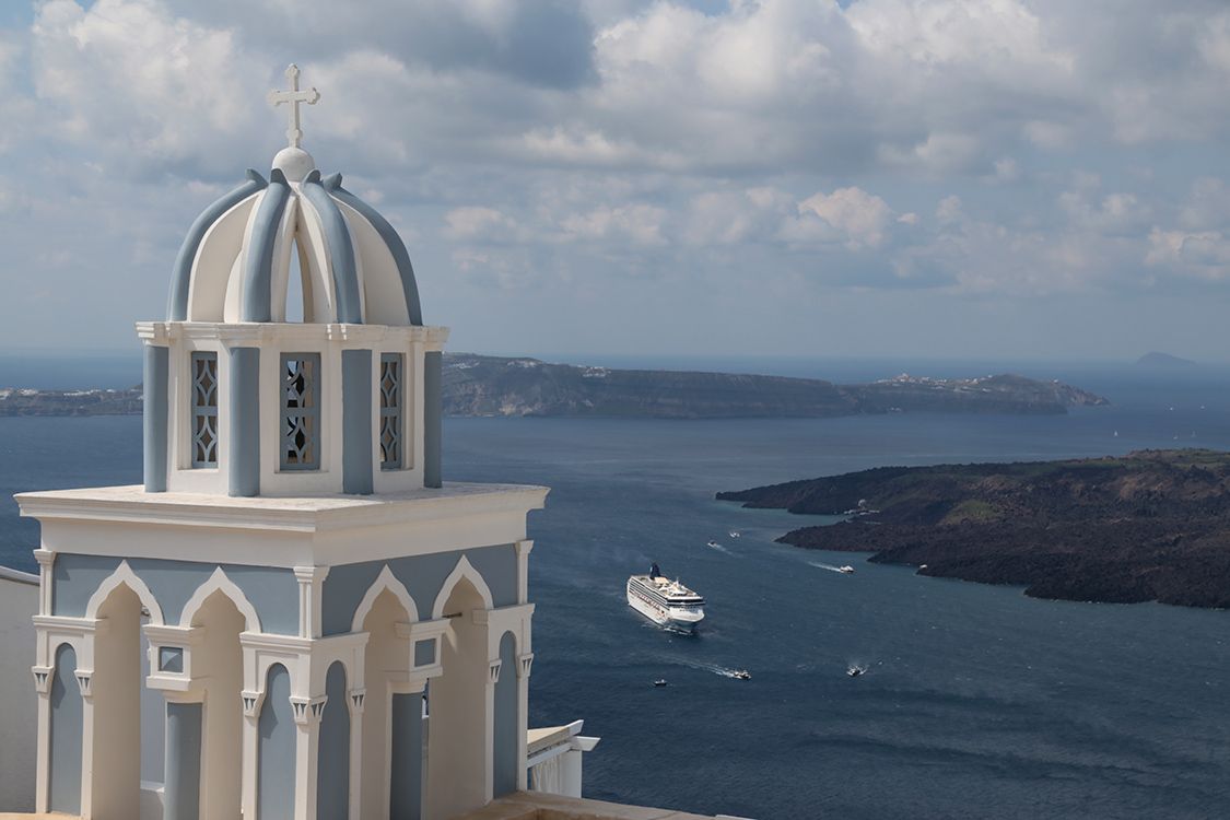 Santorin.
Vue fantastique sur la Caldera (dÃ©pression circulaire ou elliptique rÃ©sultant d'une Ã©ruption).
Avec notre balade, on va Ã©viter la horde de touristes qui dÃ©barquent des bateaux de croisiÃ¨re pour quelques heures.