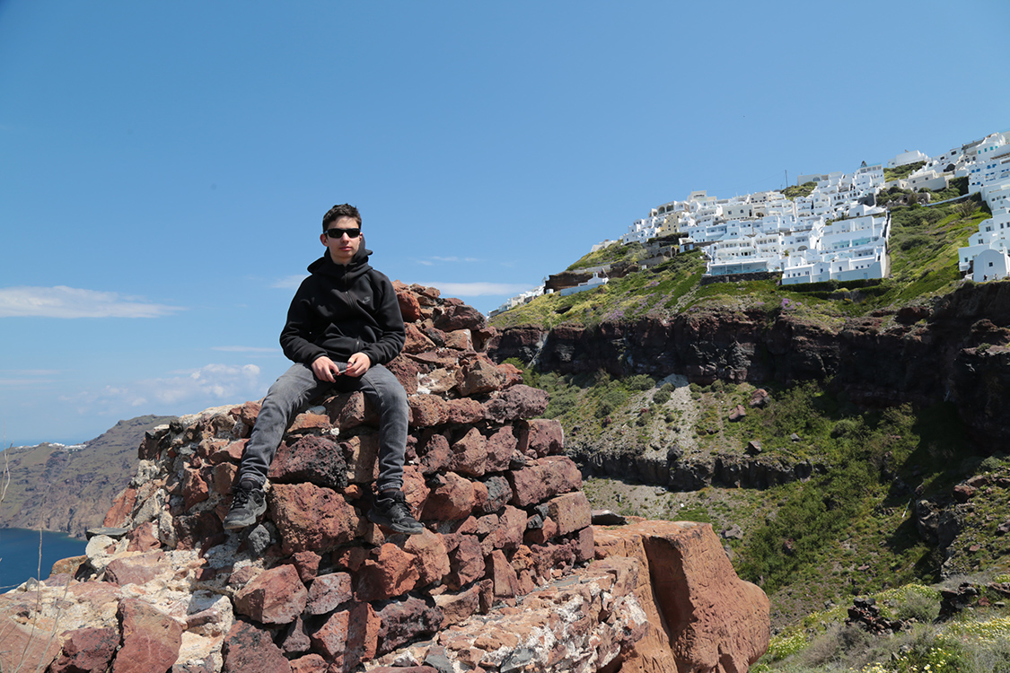 Santorin.
RandonnÃ©e Fira-Oia.
On se rend sur le rocher de Skaros, un promontoire  sur lequel se tenait un magnifique chÃ¢teau. Il a Ã©tÃ© dÃ©truit par un tremblement de terre au 19Ã¨me siÃ¨cle.
Il ne reste que quelques ruines... 