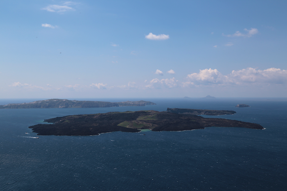 Santorin.
RandonnÃ©e Fira-Oia.
Vue sur l'Ã®le Tholos Naftilos, une Ã®le volcanique. La derniÃ¨re coulÃ©e de lave remonte Ã  1954.