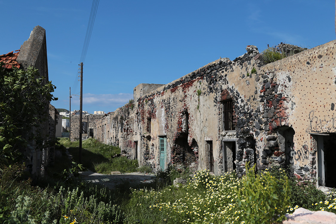 Santorin.
Village de Mesaria.
Certaines parties sont abandonnÃ©es, mais il reste un trÃ¨s beau village au centre de l'Ã®le, et plutÃ´t authentique.