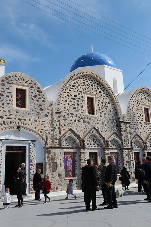 Santorin.
Village de Mesaria.
Sortie de la messe de PÃ¢ques.