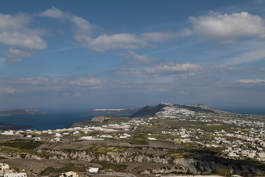 Santorin.
Village de Pyrgos, avec Oia au loin.