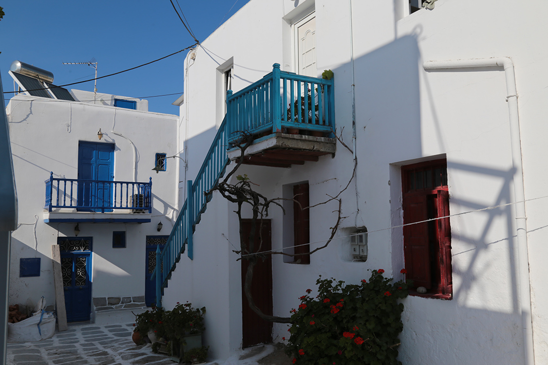 Mykonos.
Cette Ã®le est rÃ©putÃ©e pour ses fÃªtes durant l'Ã©tÃ©.
Mais Ã  cette saison, elle reste plutÃ´t calme...