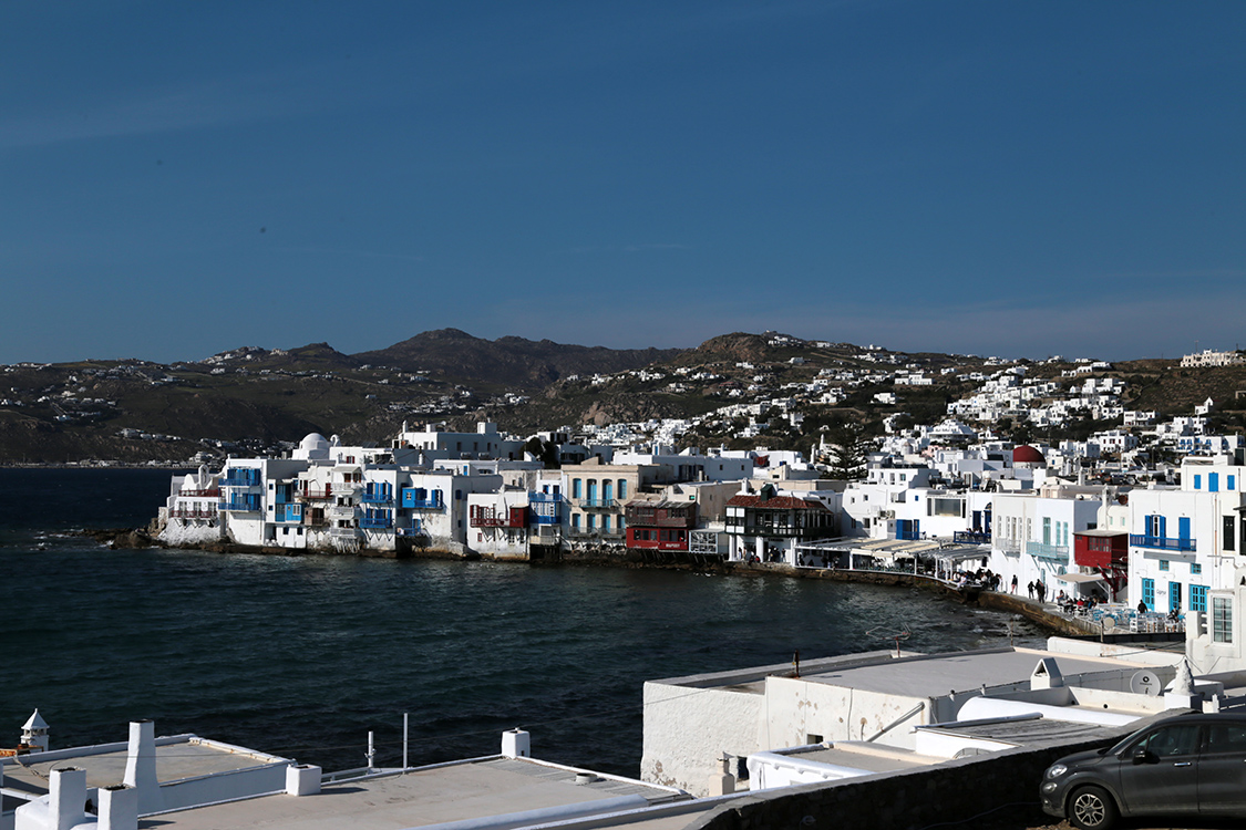 Mykonos.
Cette partie de la ville s'appelle la Petite Venise.
D'ailleurs, on se rend compte qu'il y a beaucoup de petites Venise de par le monde. Et cela ne ressemble jamais Ã  Venise !