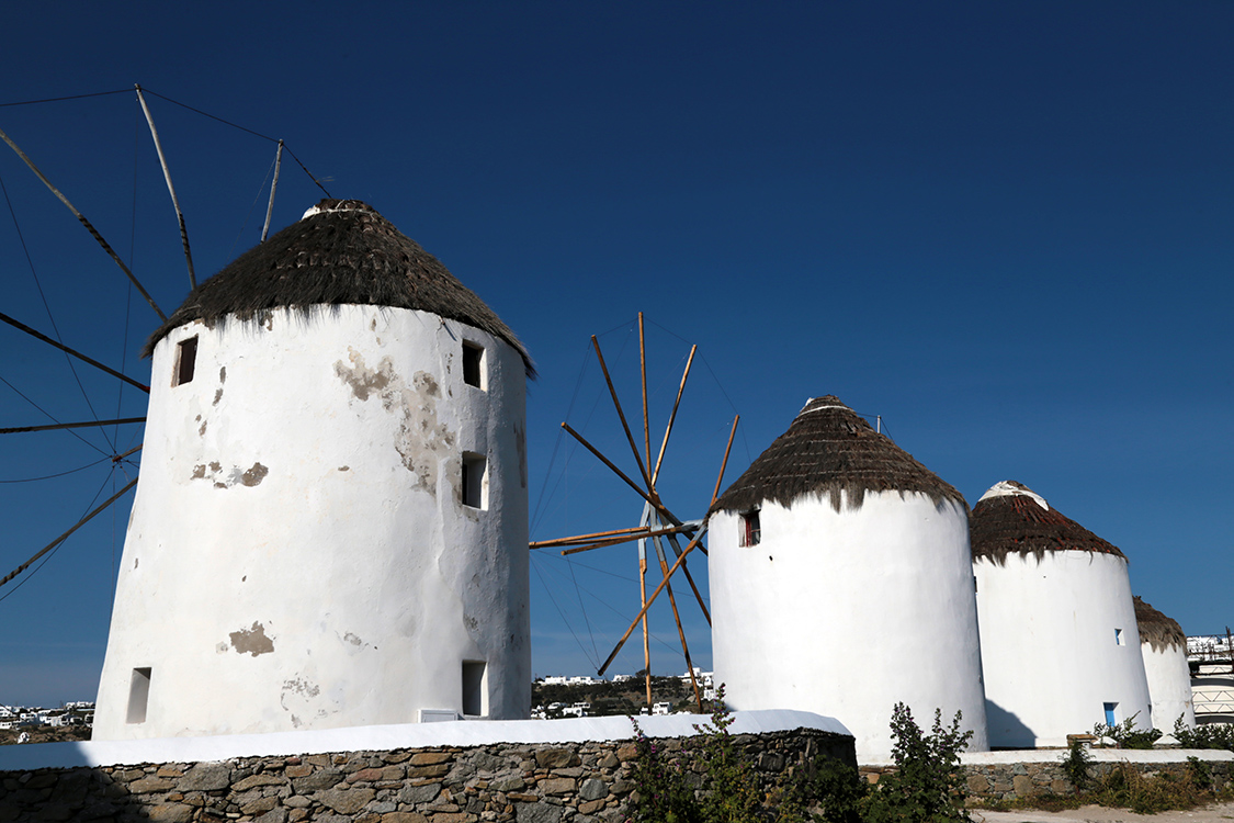 Mykonos.
Nous sommes dans la principale ville de l'Ã®le, Chora.
Et ses moulins surplombant la mer en sont son symbole.