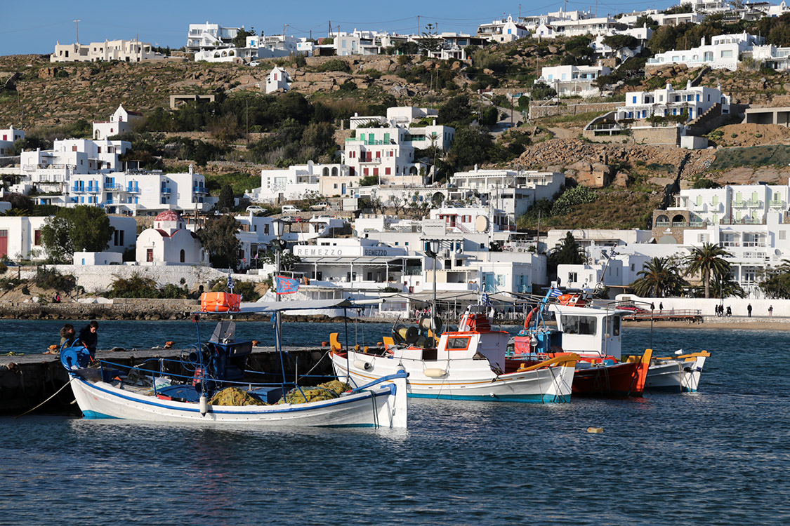 Mykonos.
Ancien port de Chora (lÃ  oÃ¹ on avait dÃ©barquÃ© il y a 20 ans !).
Aujourd'hui, un port plus moderne a Ã©tÃ© amÃ©nagÃ© Ã  quelques kilomÃ¨tres pour accueillir les bateaux de touristes.