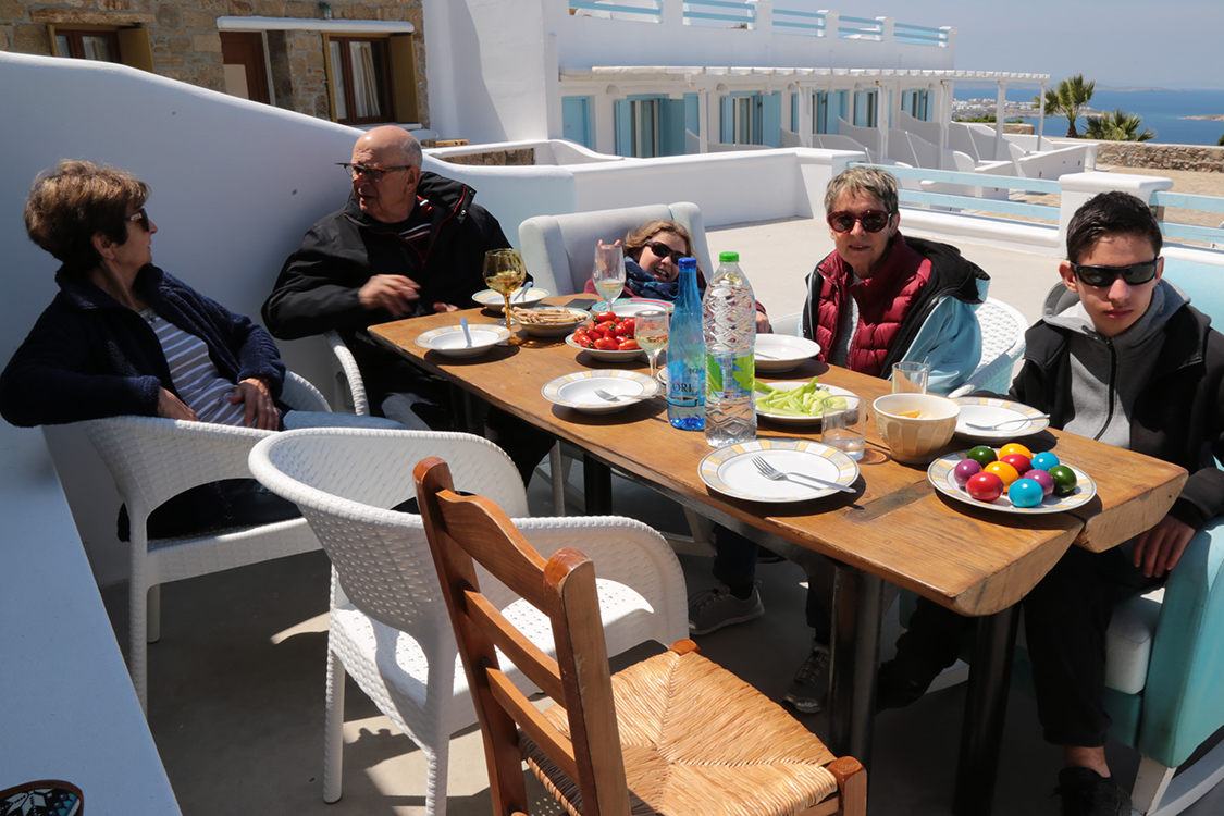 Mykonos.
La terrasse de notre logement Ã©tait plutÃ´t agrÃ©able.
On s'apprÃªte Ã  dÃ©guster les Å“ufs colorÃ©s de PÃ¢ques, une tradition orthodoxe.