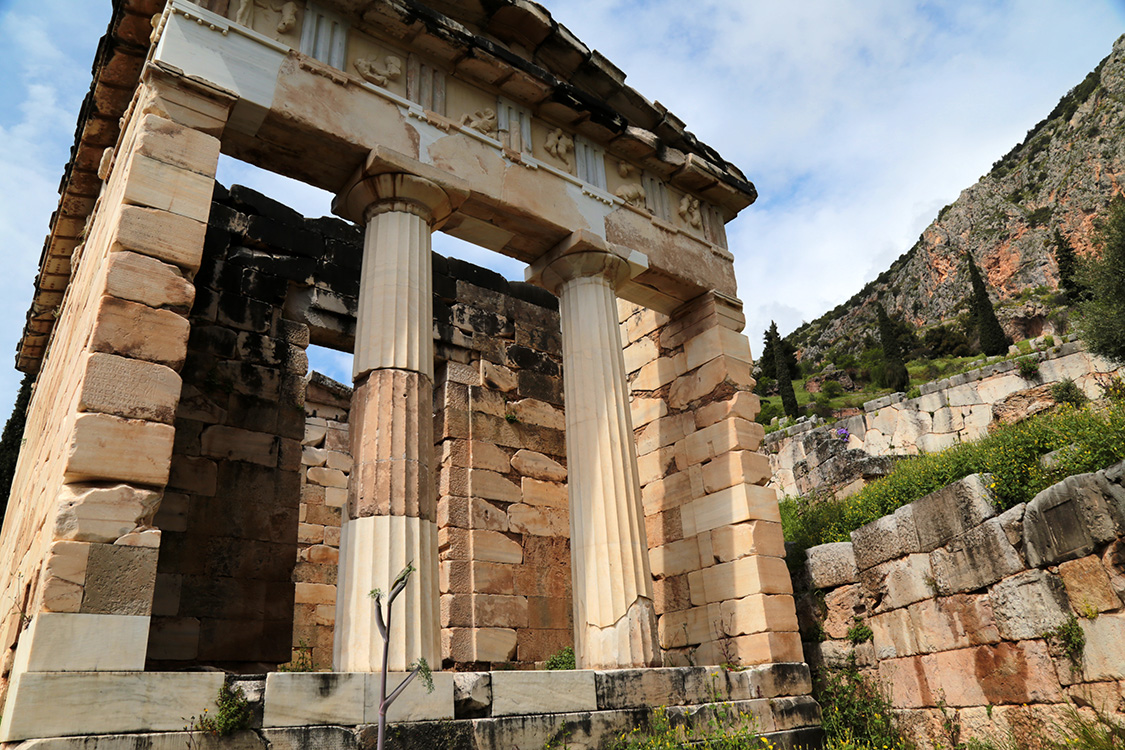 Delphes.
Le trÃ©sor des AthÃ©niens, un monument qui a traversÃ© les Ã¢ges, datant de 5 siÃ¨cles avant JC.
Il commÃ©morerait la victoire de Marathon.
Mot Ã  retenir : les mÃ©topes ! Car on en trouve souvent sur les monuments grecques. Ce sont ces panneaux de forme rectangulaires, souvent dÃ©corÃ©s de reliefs, qui ornent la partie supÃ©rieure du temple.