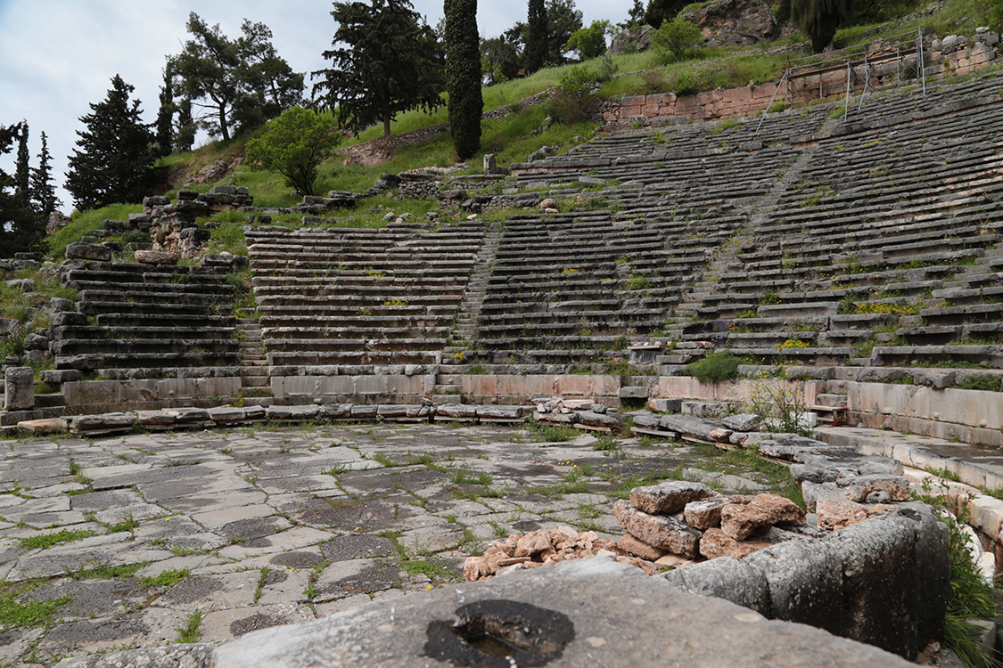 Delphes.
Le thÃ©Ã¢tre, en haut du site, oÃ¹ se dÃ©roulait des concours de musique et de thÃ©Ã¢tre.
Il pouvait accueillir 5000 spectateurs, avec une vue fantastique sur la vallÃ©e.