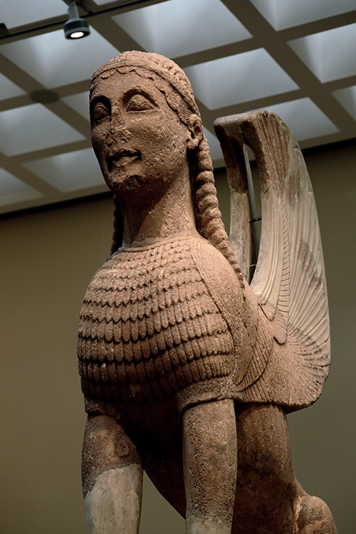 Delphes.
Un musÃ©e attenant au site permet d'admirer les statues et objets dÃ©couverts dans ce sanctuaire.
Le sphinx des Naxiens, haut de 2 mÃ¨tres, trÃ´nait sur une imposante colonne. 