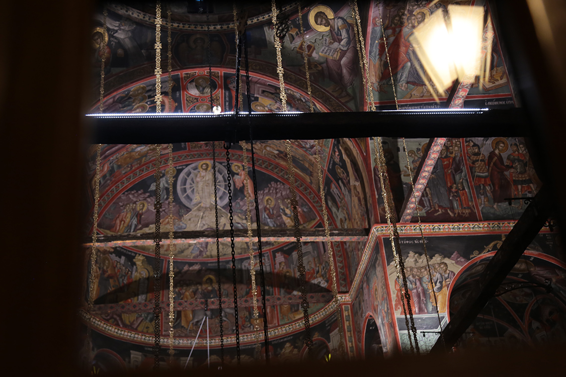 Les mÃ©tÃ©ores.
La chapelle du monastÃ¨re, avec ses peintures qui couvrent l'ensemble des murs.