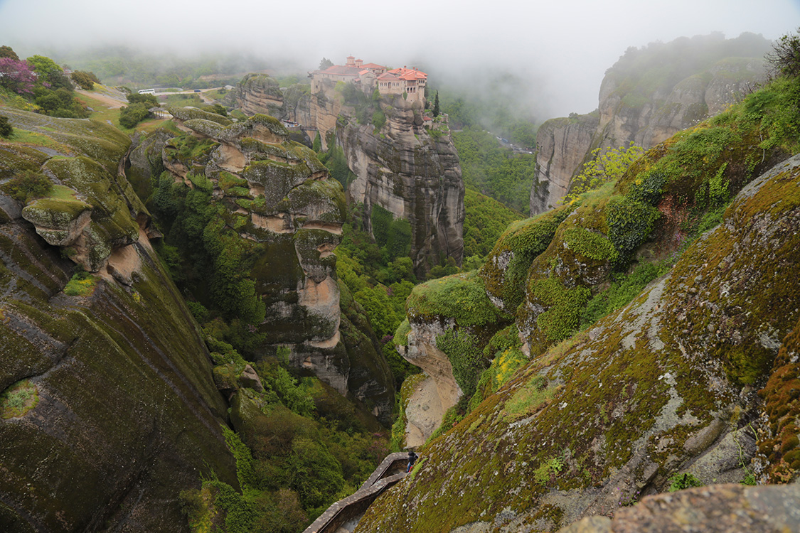 Les mÃ©tÃ©ores.
En redescendant les marches, vue fantastique sur le monastÃ¨re de Varlaam, notre prochaine visite.