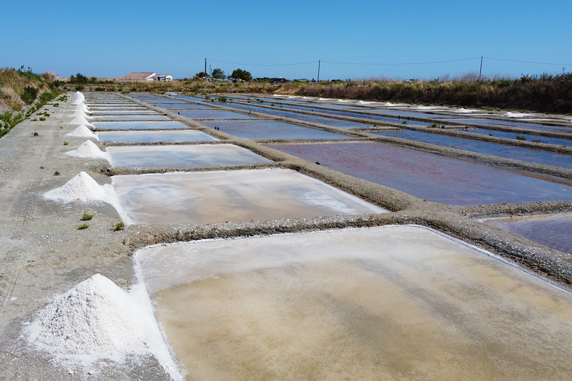 Ile de RÃ©.
Il reste une centaine de sauniers sur l'Ã®le qui perpÃ©tuent des techniques sÃ©culaires.