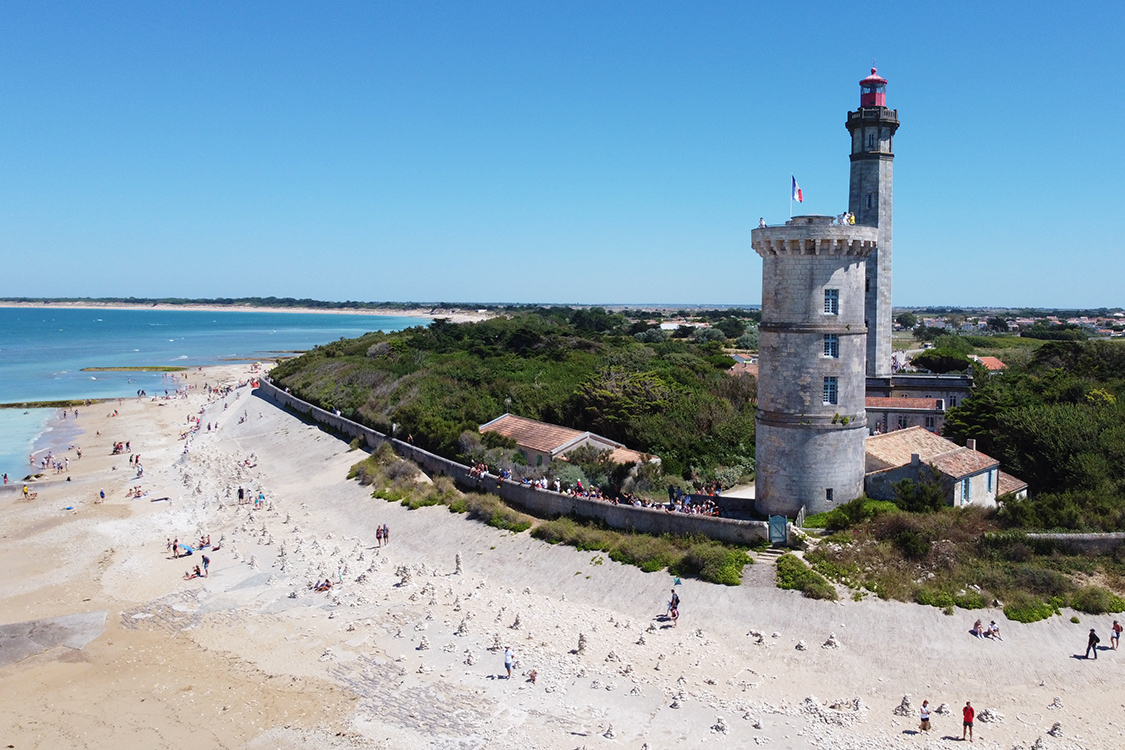 Ile de RÃ©.
Au premier plan, le phare des Baleines construit sur les directives de Vauban.
Et plus au sud, se trouve l'actuel phare des Baleines.
Ils doivent ce nom au fait que des baleines venaient s'Ã©chouer Ã  cet endroit par le passÃ©.