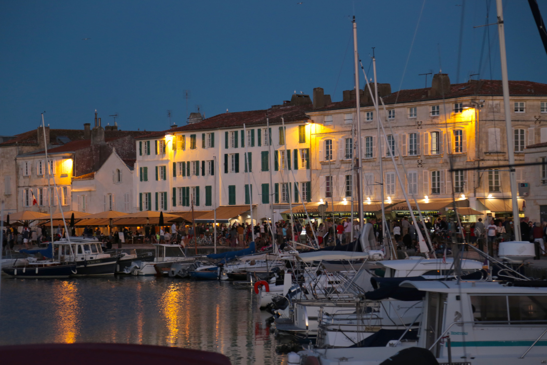 Ile de RÃ©.
DÃ©couverte du port animÃ© de Saint-Martin-de-RÃ©.
Cette commune est renommÃ©e pour son incroyable forteresse Vauban en forme d'Ã©toile, classÃ©e au patrimoine mondial de l'UNESCO.