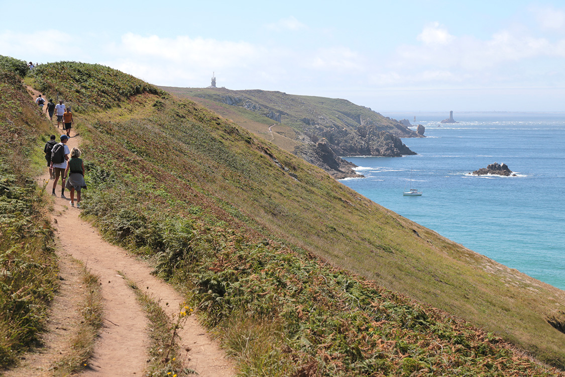 Baie des trÃ©passÃ©s, avec la pointe du Raz en ligne de mire.