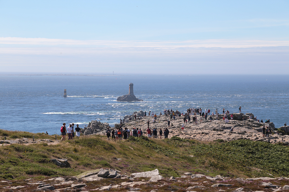 Pointe du Raz.
Nous ne sommes pas seuls, mais le panorama exceptionnel en vaut la peine !
Au large, l'Ã®le de Sein.