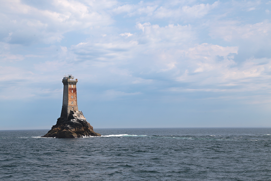 Passage devant le phare de la Vieille.