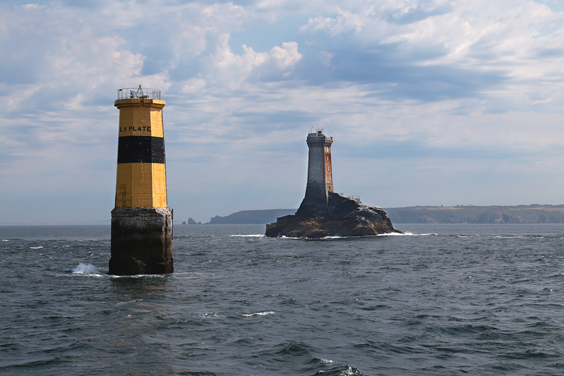 Passage devant le phare de la Vieille.