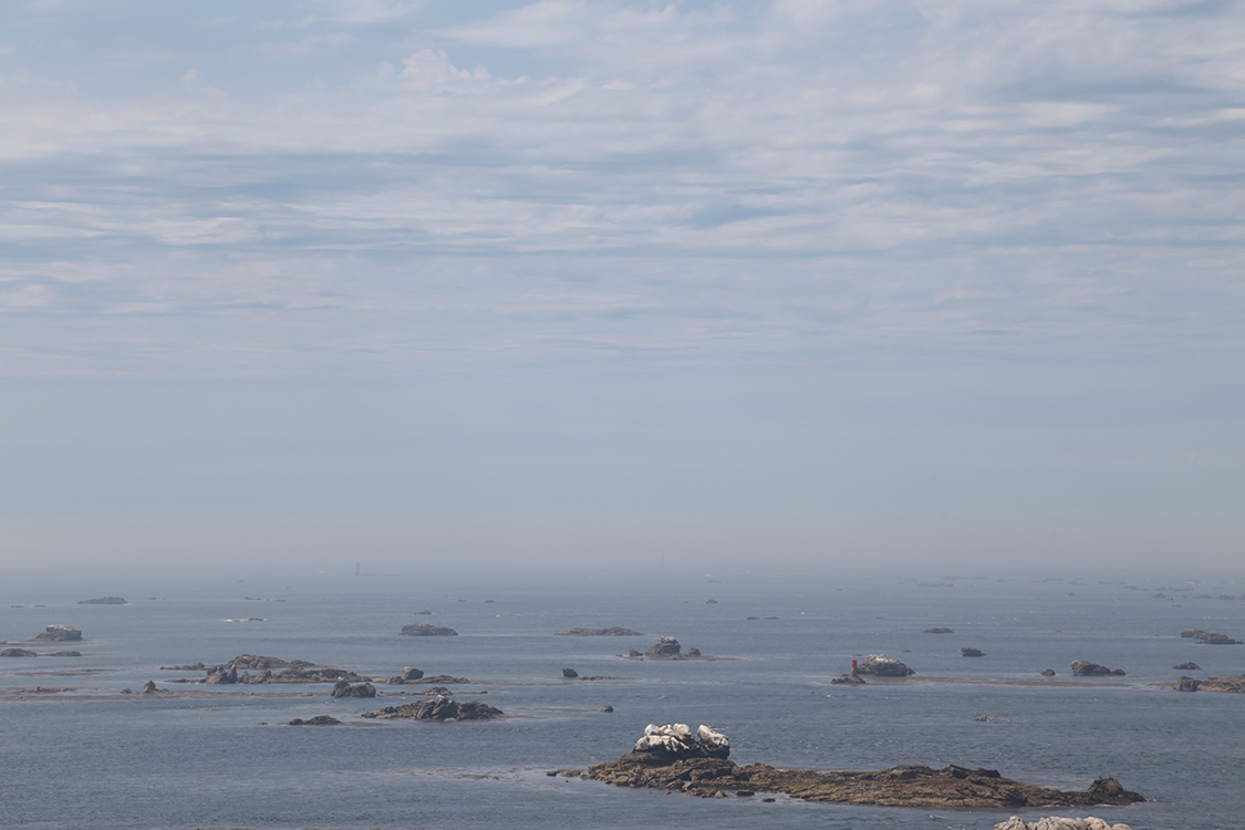 Ile de Sein.
A l'ouest de l'Ã®le se trouve un chapelet d'ilot que l'on appelle la ChaussÃ©e de Sein, une zone extrÃªmement dangereuse qui causa de nombreux naufrages.
Il a donc Ã©tÃ© dÃ©cidÃ© en 1867 de construire un phare, le phare d'Ar-Men, que l'on distingue au large.