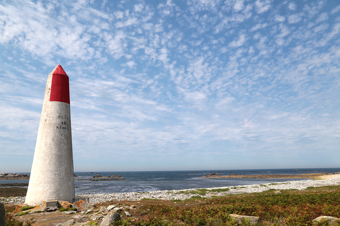 Ile de Sein.
Un amer tel que celui-ci est un point de repÃ¨re utilisÃ© pour la navigation maritime.