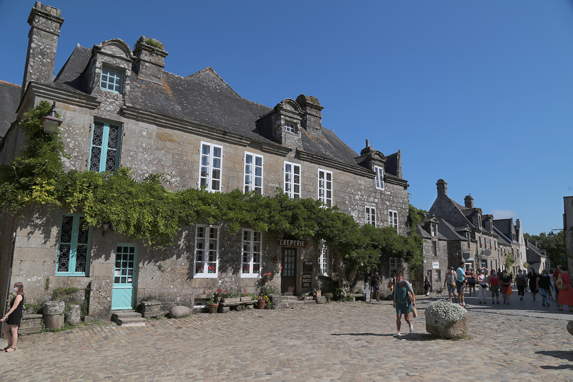 Locronan.
Superbe petite bourgade qui a su conserver sa belle place centrale, malgrÃ© les hordes de touristes.