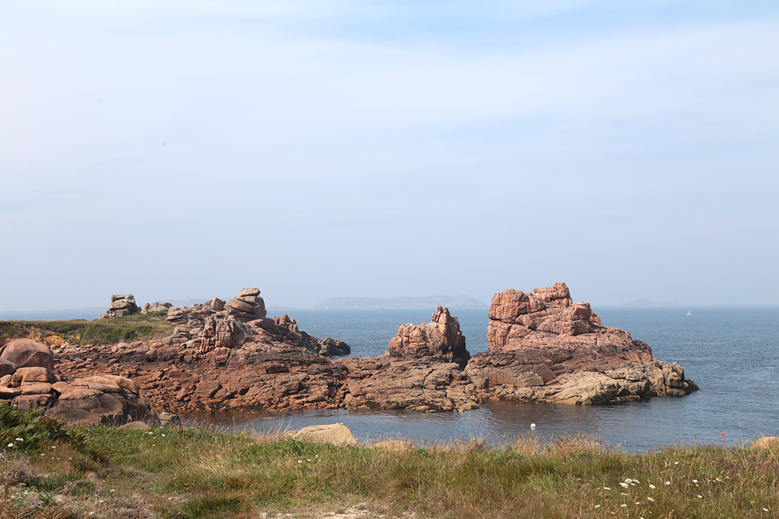 CÃ´te de granit rose.
Cette cÃ´te d'une dizaine de km est assez spectaculaire de part la couleur de son granit, et des amas rocheux qui se sont formÃ©s.