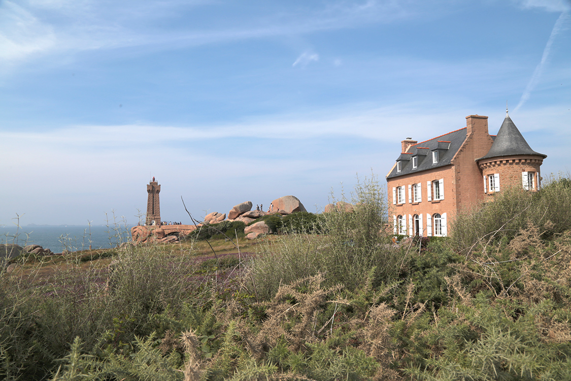 CÃ´te de granit rose.
Le phare Mean Ruz de Ploumanac'h.