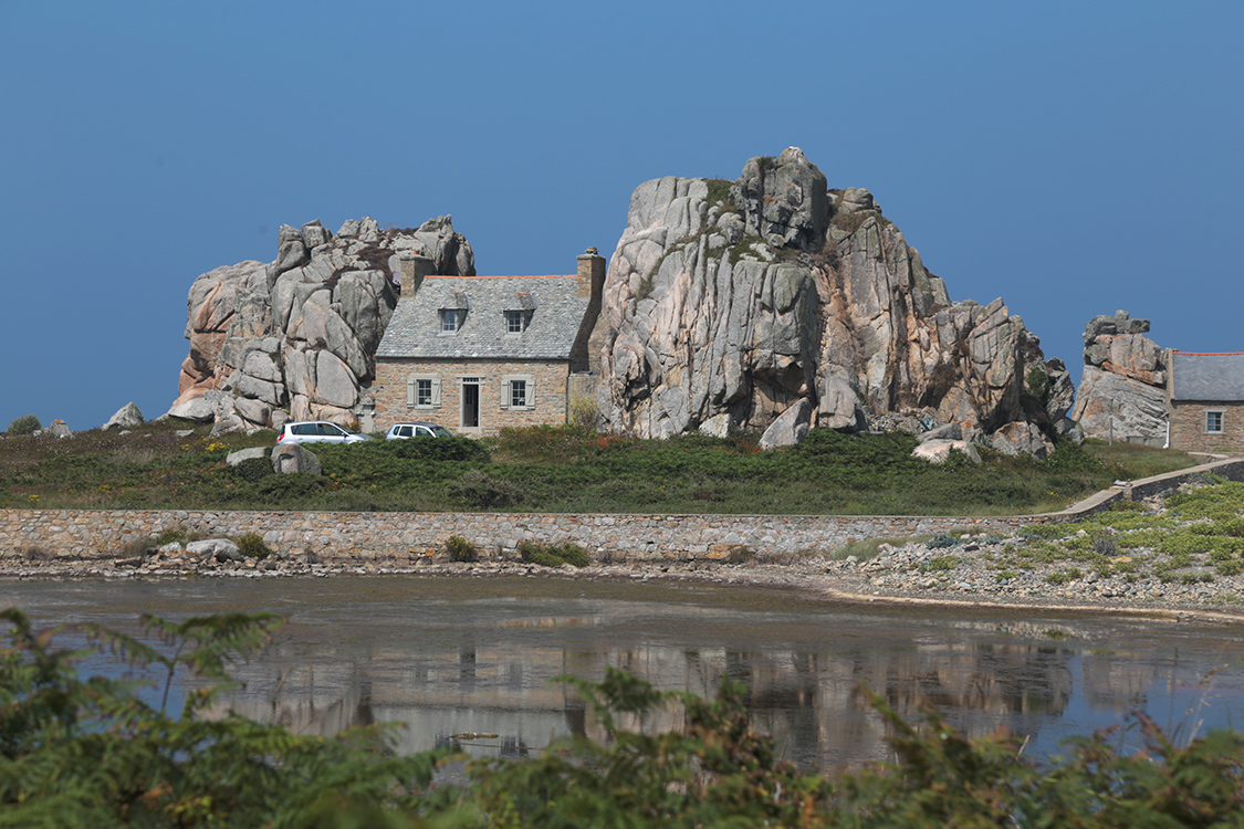 Plougrescant.
La maison du gouffre, ou Castel Meur, une emblÃ¨me de la rÃ©gion. La maison construite en 1861 est habitÃ©e par la petite fille du premier maÃ®tre de la maison.