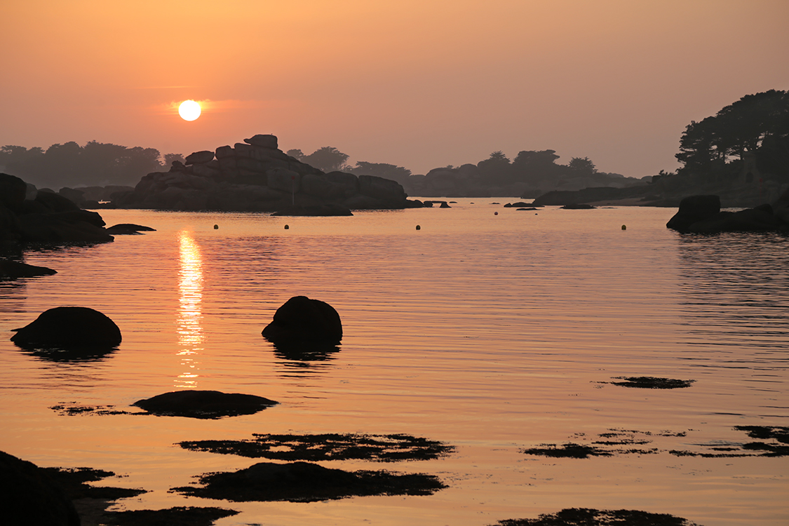 Ploumanac'h. Plage de Saint Guirec.
