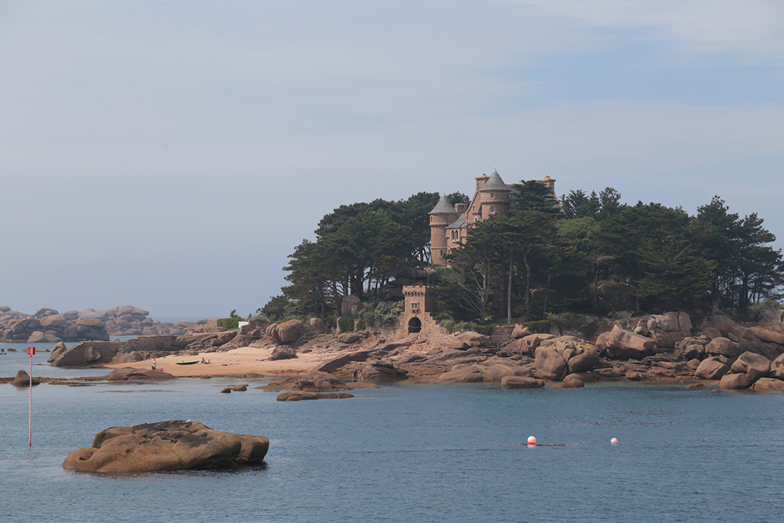 TrÃ©gastel. Le chÃ¢teau de CostaÃ©rÃ¨s.
Ce manoir construit en 1896 appartient aujourd'hui Ã  Dieter Hallervorden, un comÃ©dien allemand.