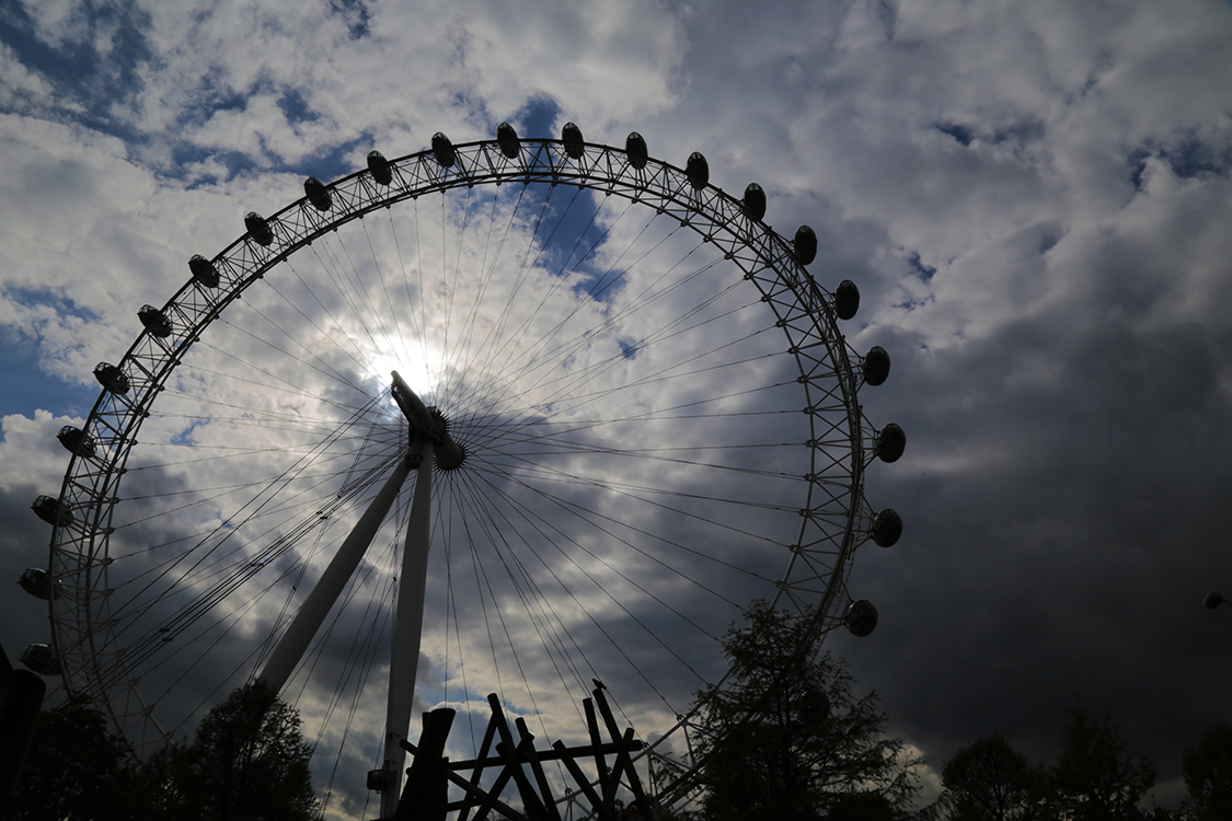 London Eye.
Cette grande roue a Ã©tÃ© mise en place pour les festivitÃ©s de l'an 2000, et est devenue une attraction majeure Ã  Londres.