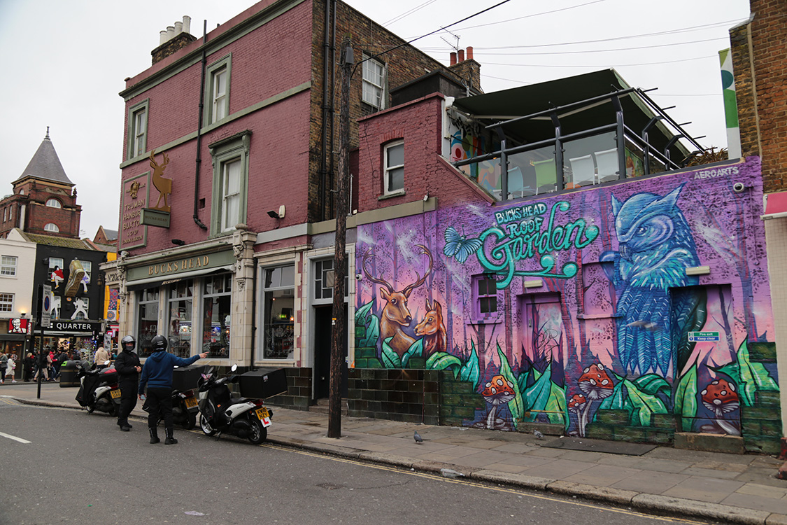 AprÃ¨s les retrouvailles avec les 4S, on dÃ©bute notre pÃ©riple par le marchÃ© de Camden Town.