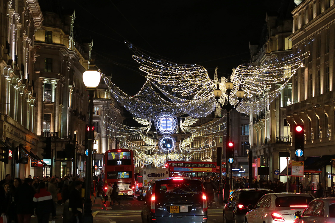 ArrivÃ©e dans le quartier d'Oxford Circus, avec les illuminations festives de cette fin d'annÃ©e.