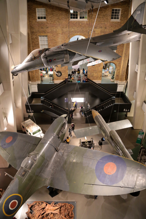 Superbe musÃ©e sur la 2Ã¨me guerre mondial, oÃ¹ l'on peut voir nombre d'objets impressionnants : vÃ©hicules, sous-marins, armes...
Pour cette visite, on va se concentrer sur une exposition autour de l'holocauste.