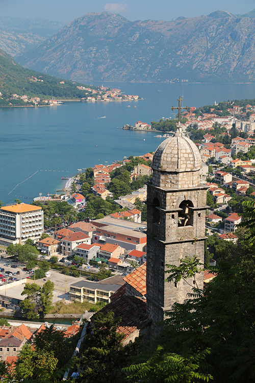 Kotor.
C'est parti pour l'ascension des remparts de Kotor et ses 1350 marches.
L'effort en vaut la peine avec de superbes vues sur la baie.