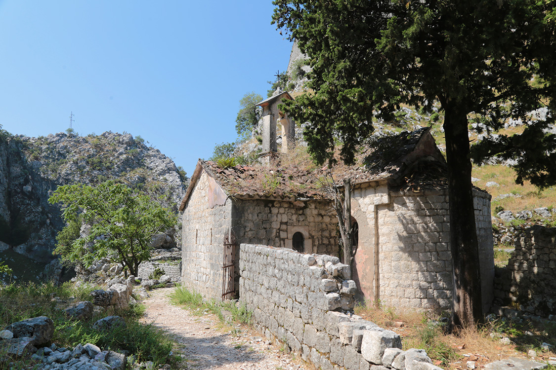 Kotor.
Charmante petit Ã©glise Saint John, situÃ©e sous le fort Saint Jean.