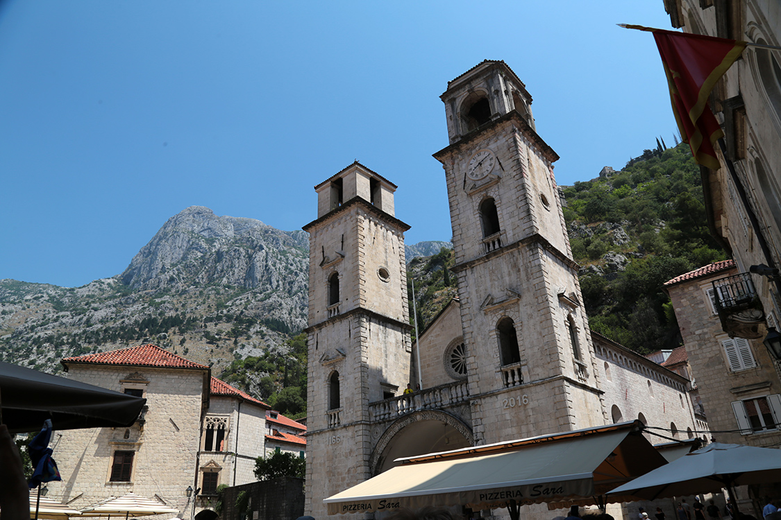 Kotor.
Le cathÃ©drale Saint Tryphon est une des 2 cathÃ©drales catholiques du MontÃ©nÃ©gro. Elle date du XIIÃ¨me siÃ¨cle.