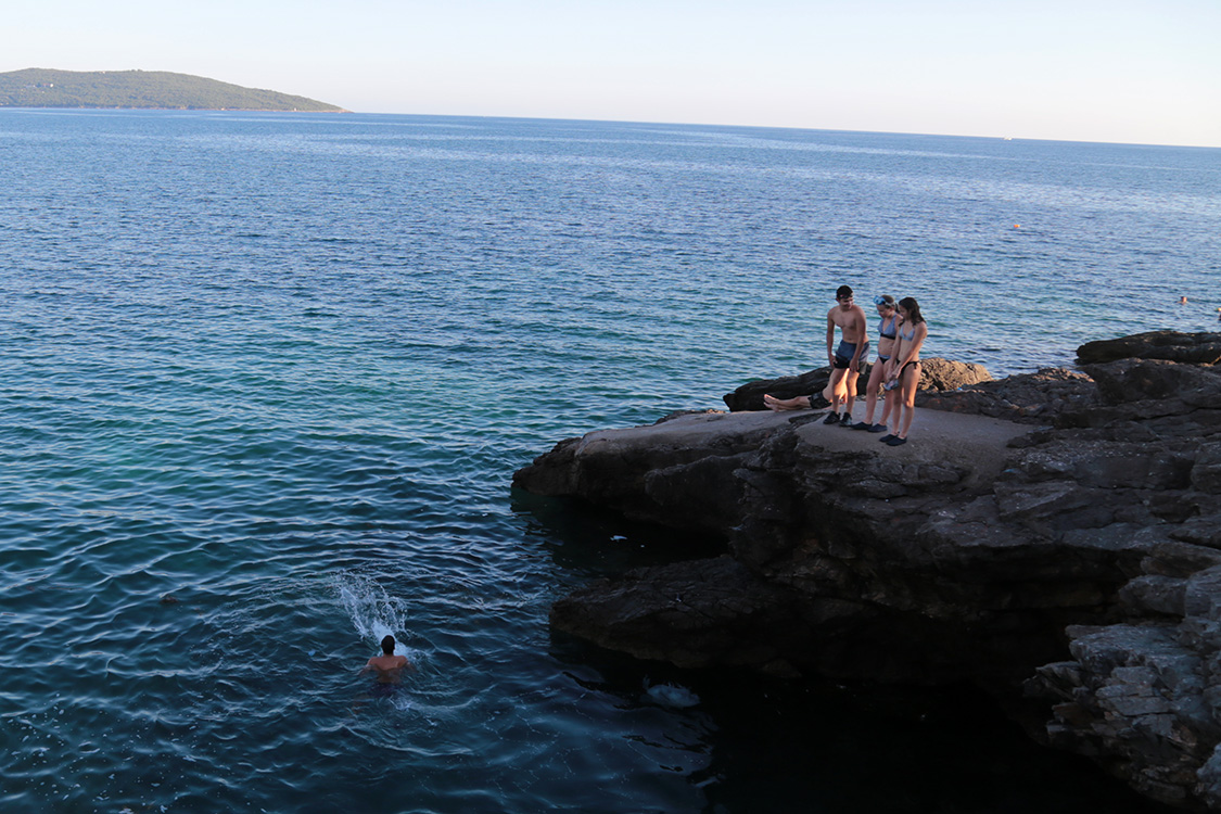 Plage Plavi Horizonti.
Quelques rochers pour amuser les gamins !