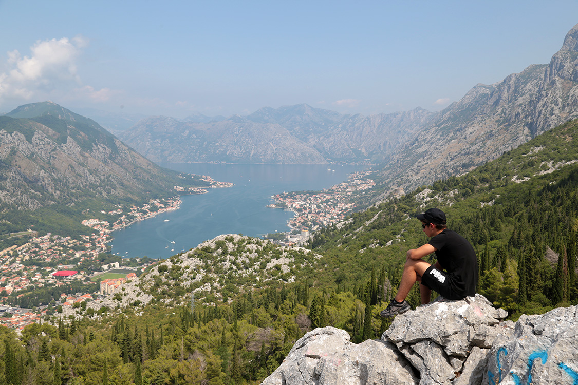 Kotor.
On quitte la ville en prenant la route Serpentine qui offre des points de vue incroyables sur la baie.