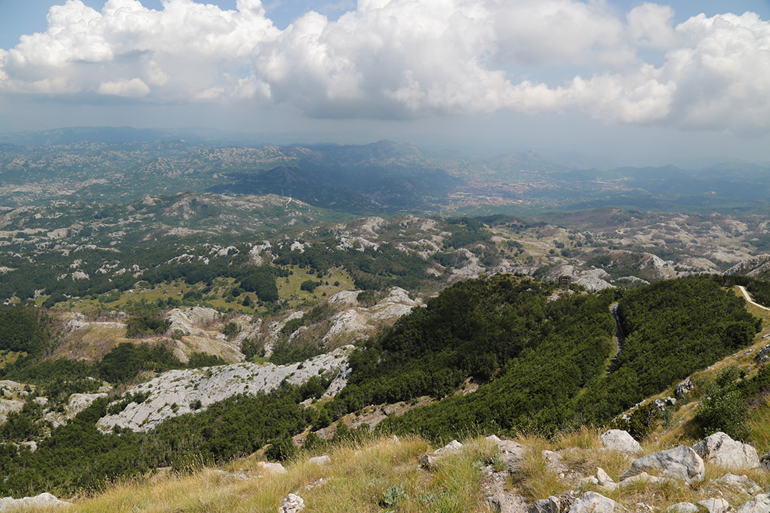 Parc national du Lovcen.
On se rend au mausolÃ©e de Njegos, oÃ¹ l'on a une vue Ã  360Â° sur le parc du Lovcen. Au loin, la ville de Cetinje, ancienne capitale du Montenegro.