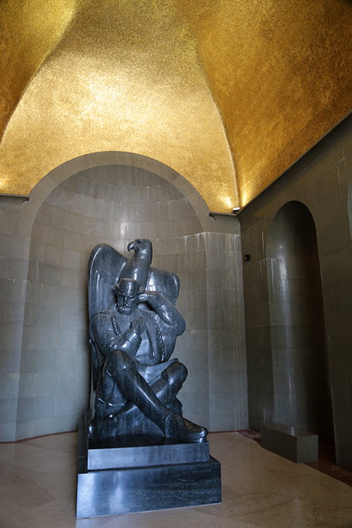 MausolÃ©e de Njegos.
On pÃ©nÃ¨tre alors dans la chapelle oÃ¹ trÃ´ne une statue de Njegos, sous une voute couverte d'or.