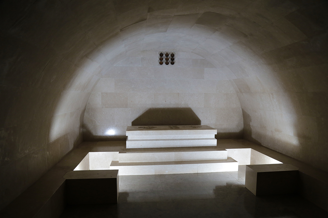 MausolÃ©e de Njegos.
Sous la chapelle se trouve la crypte oÃ¹ repose le souverain. Ce n'est qu'en 1951, soit 100 ans aprÃ¨s sa mort qu'a Ã©tÃ© dÃ©cidÃ© l'Ã©dification de ce monument.
En mÃªme temps, ce n'est pas n'importe qui !
Il est l'une des plus grandes figures politiques et penseur de l'histoire du Montenegro, et il laisse une oeuvre importante.