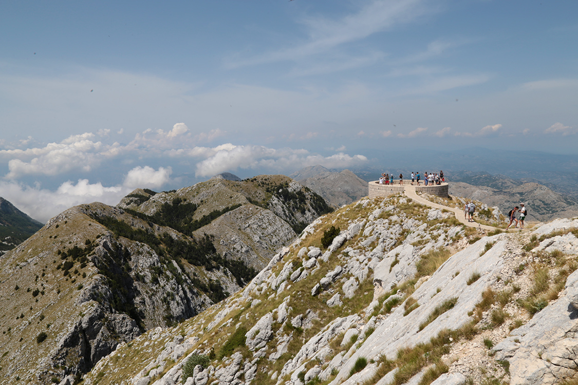 MausolÃ©e de Njegos.
Un belvÃ©dÃ¨re Ã  l'arriÃ¨re du mausolÃ©e offre une superbe vue sur le Lovcen.